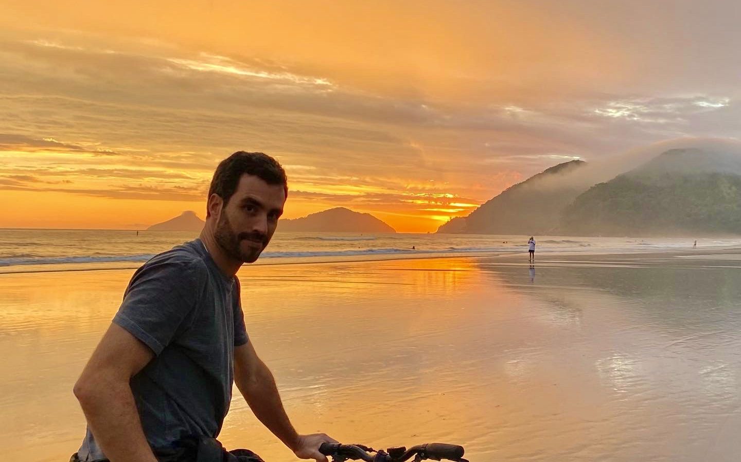 Hombre meditando sobre el infinito